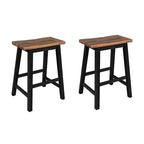 Ensemble îlot de cuisine rustique 3 pièces en bois massif Table de boucher stationnaire de 45 pouces avec deux tabourets et deux étagères ouvertes.