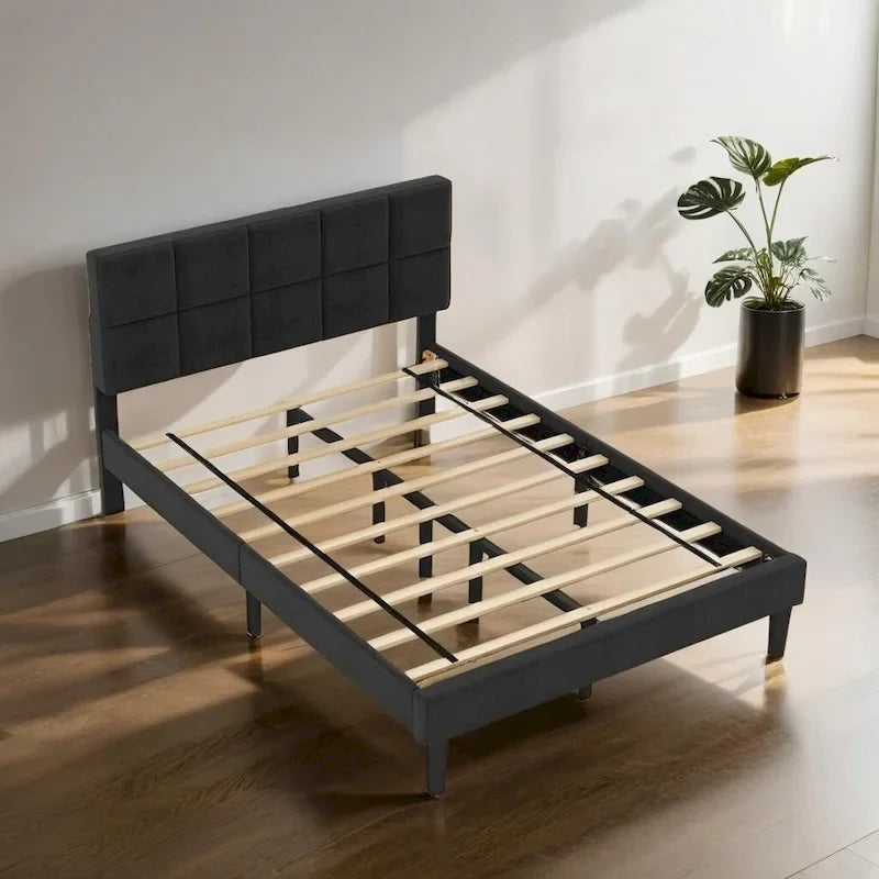 Lit plateforme de style rustique en bois avec tête de lit