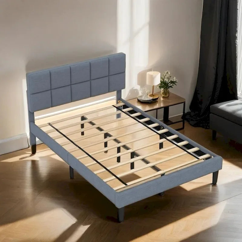 Lit plateforme de style rustique en bois avec tête de lit