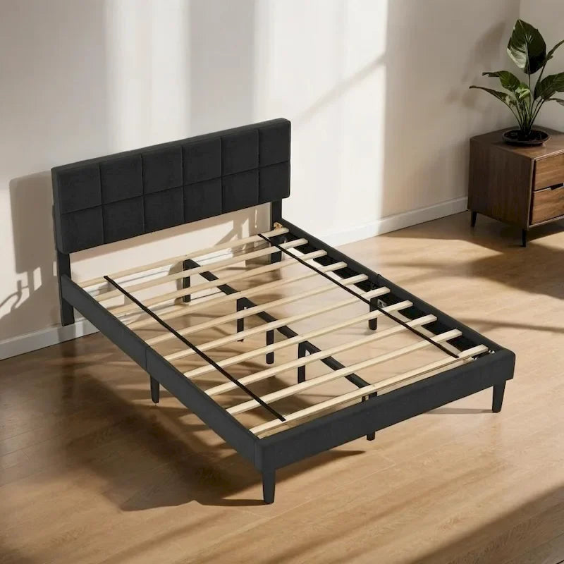Lit plateforme de style rustique en bois avec tête de lit