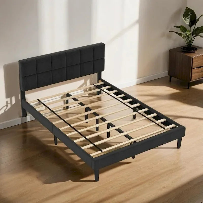 Lit plateforme de style rustique en bois avec tête de lit