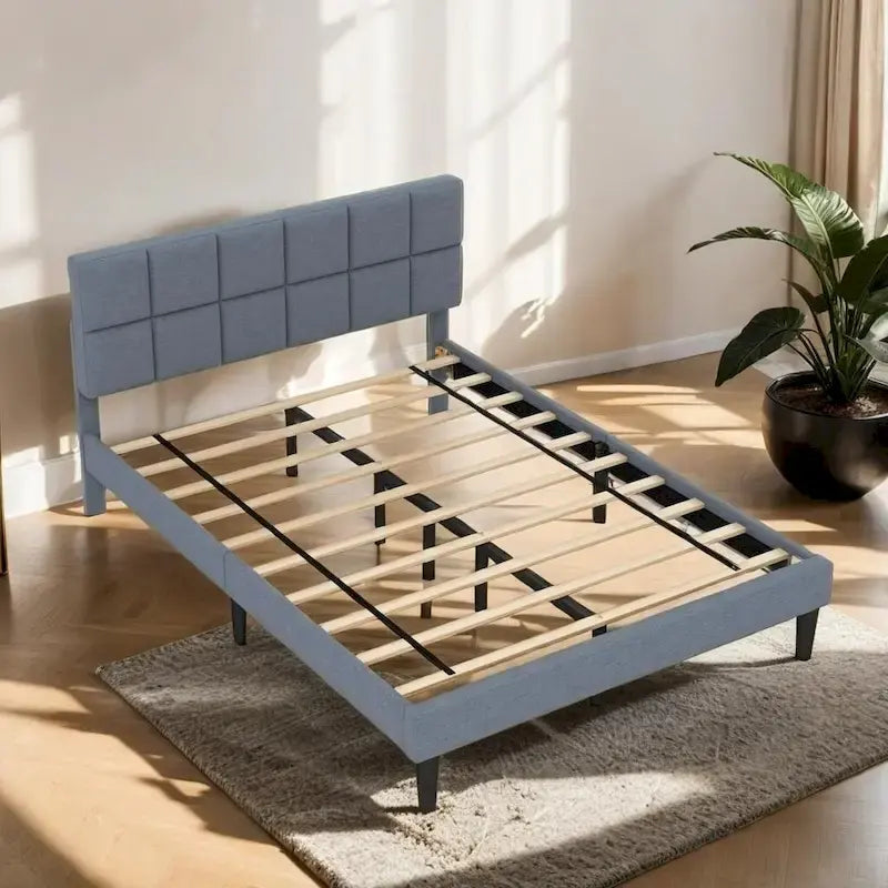 Lit plateforme de style rustique en bois avec tête de lit