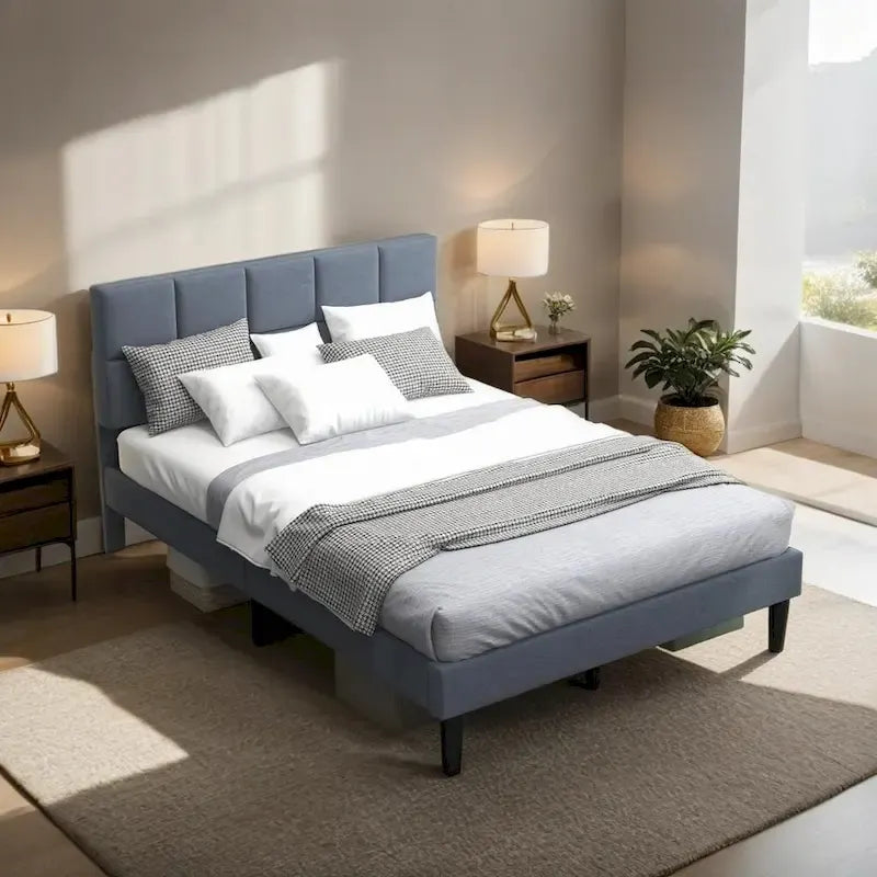 Lit plateforme de style rustique en bois avec tête de lit