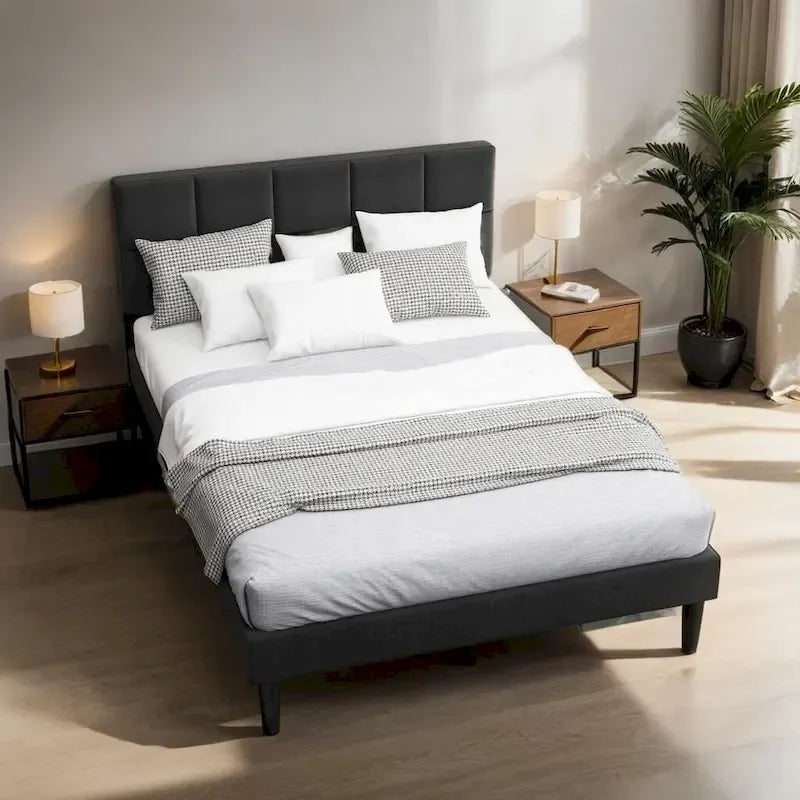 Lit plateforme de style rustique en bois avec tête de lit